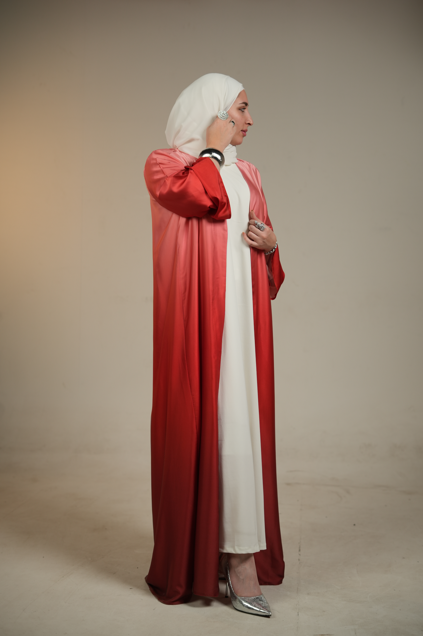 Abaya en soie aux couleurs dégradées avec sous-abaya blanche