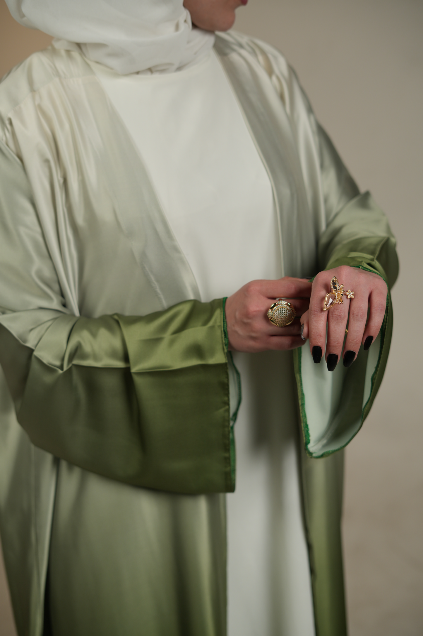 Abaya en soie aux couleurs dégradées avec sous-abaya blanche