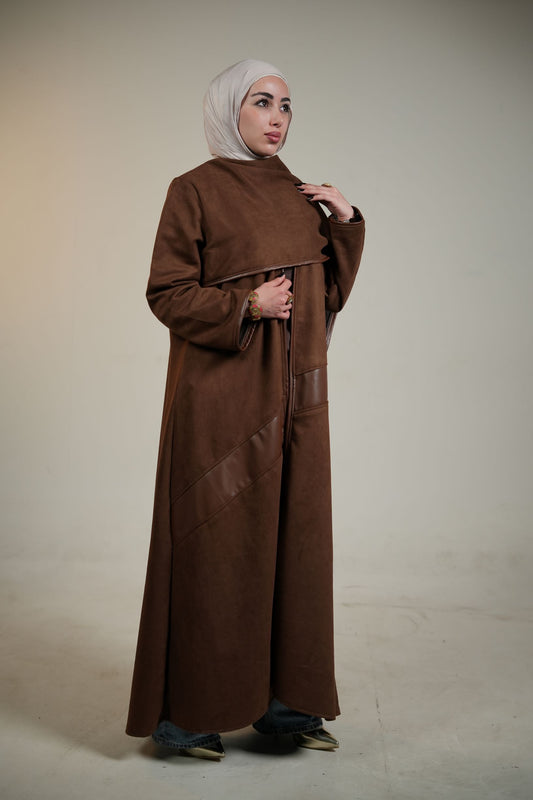 Abaya marron ouverte en daim.