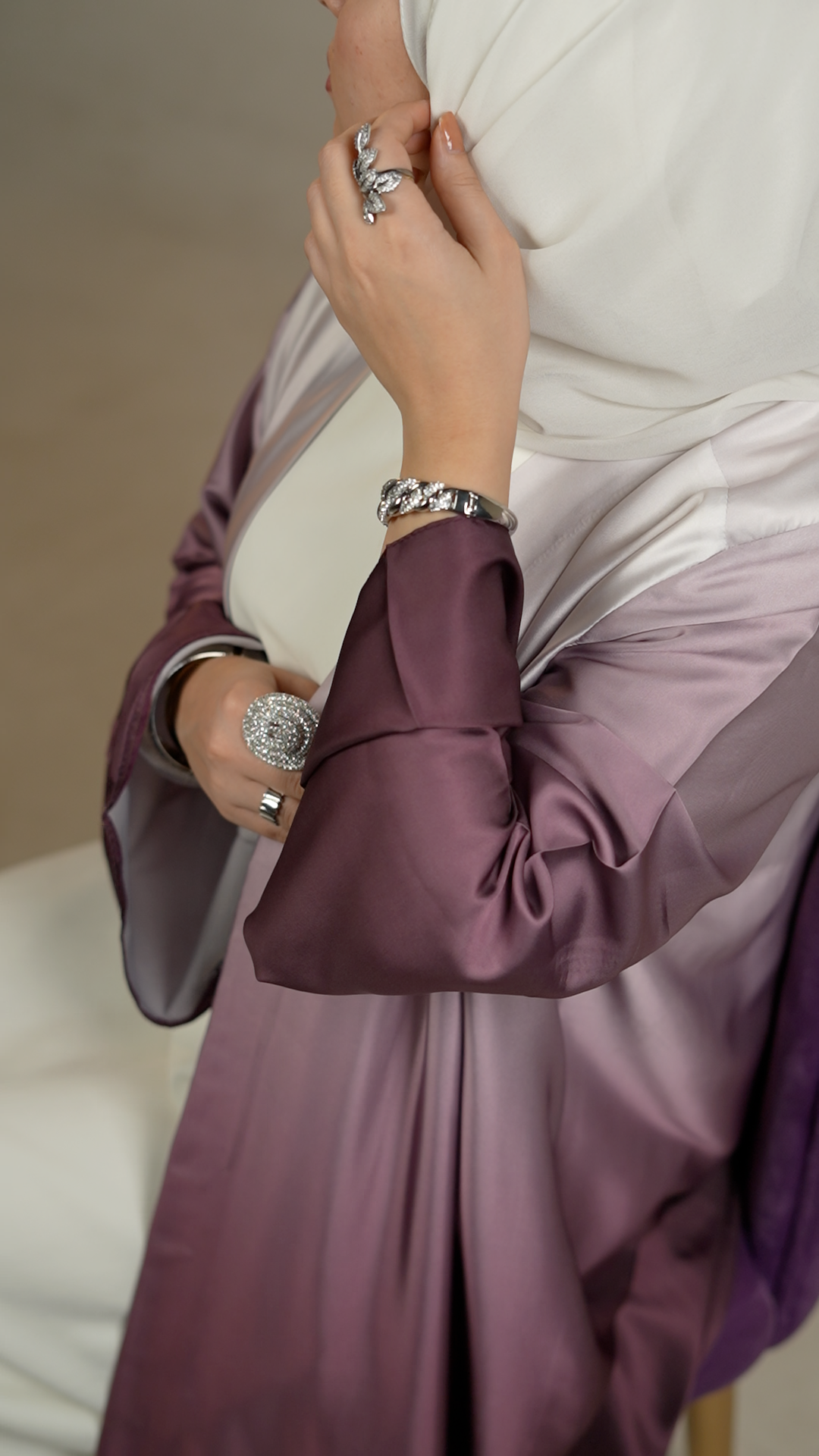 Abaya en soie aux couleurs dégradées avec sous-abaya blanche